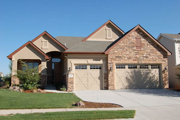 Внешняя отделка загородного дома штукатуркой