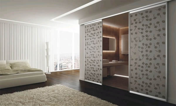 Интерьер с дверьми купе