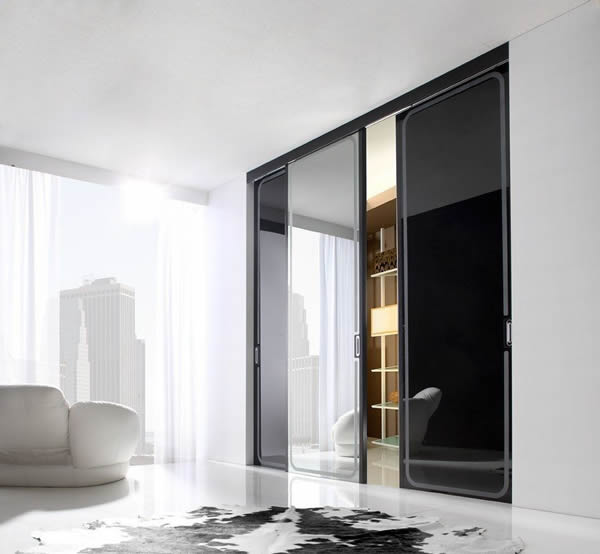 Черные двери из стекла