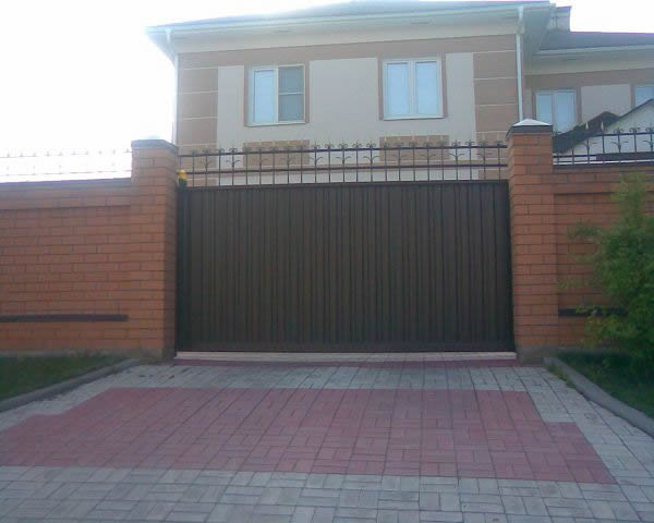 Внешний вид откатных ворот из профнастила