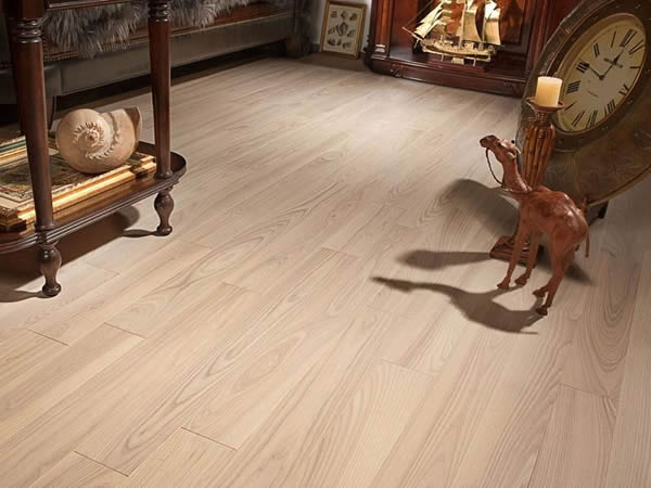 Светлая массивная доска