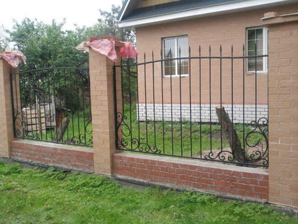 Фото секционного забор из металла