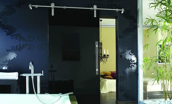 Черные стеклянные двери в интерьере