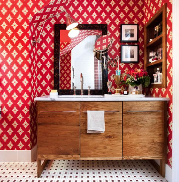 Ванная с красными обоями