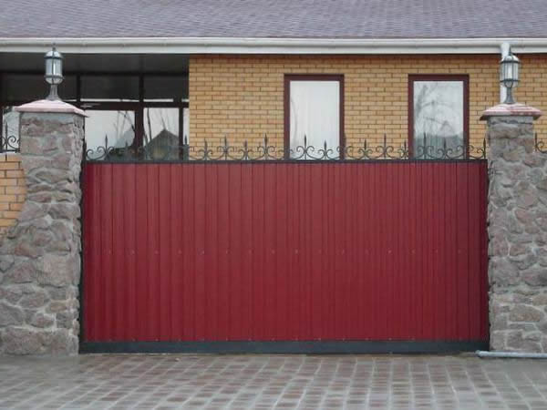 Красные ворота с окантовкой