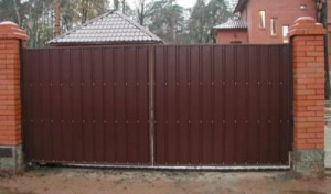 Изготовление ворот из профнастила