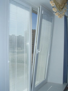 Кассетные жалюзи на пластиковые окна