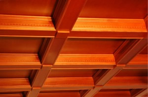 Отделка потолка для дома из дерева.