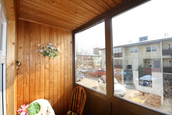 Балкон отделанный вагонкой