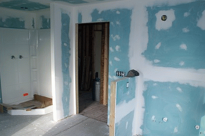 Выравнивание стен при помощи влагостойкого ГЛК