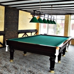 Бильярдная комната, отделанная оригинальными потолочными балками