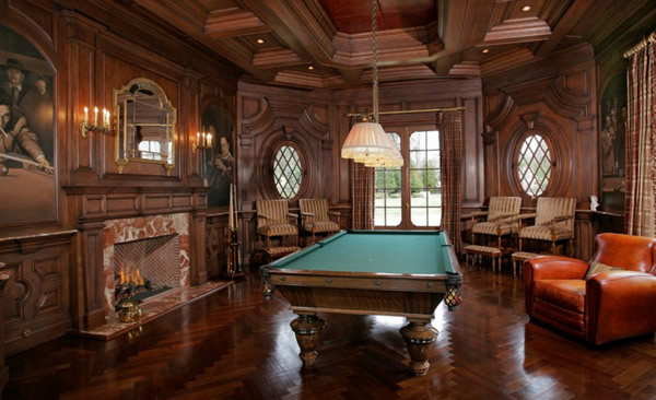 Бильярдная комната с камином, отделанная деревом
