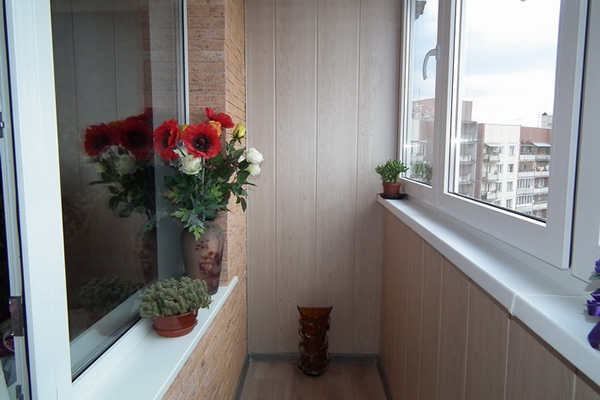 Частичная обшивка балкона пластиком