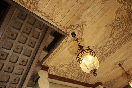 Роспись на поверхности доски