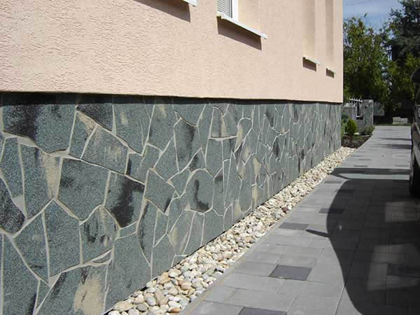 Декоративный цоколь из каменной плитки