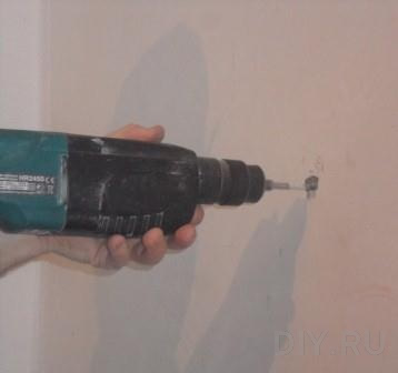 Делаем отверстие в сене при помощи перфоратора