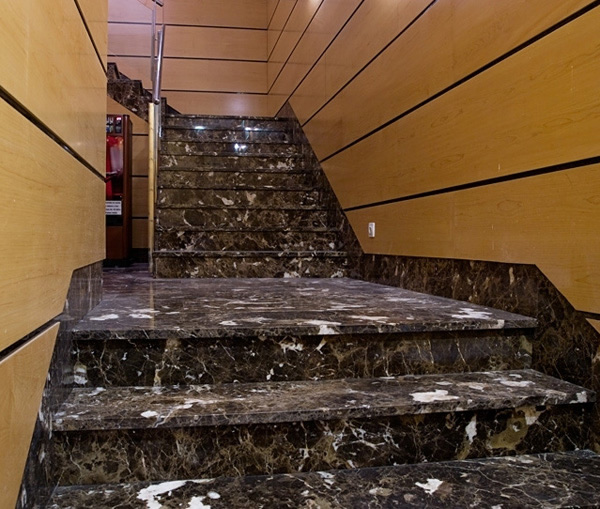 Деревянная облицовка стен вдоль лестничного марша