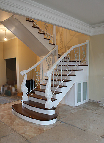 Деревянная двухмаршевая лестница