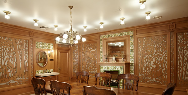 Деревянные резные панели в дизайне стен