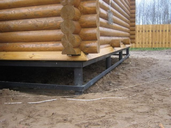 Деревянный дом на свайном фундаменте