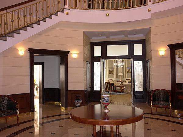 Дизайн внутренней отделки загородного дома: вестибюль