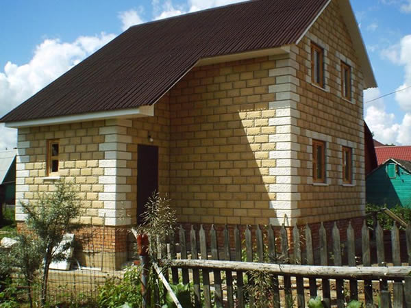 Дом из блоков с декоративным покрытием