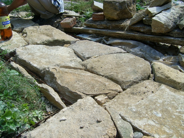 Дорожка из рваного камня