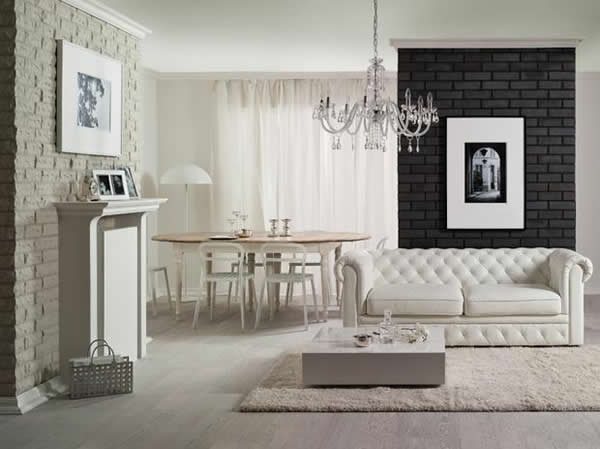 Два вида лицевого кирпича в дизайне гостиной