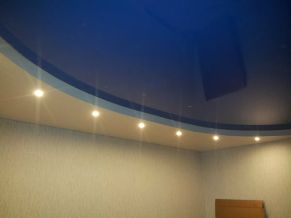 dvuyrovneviy-potolok-s-podsvetkoy