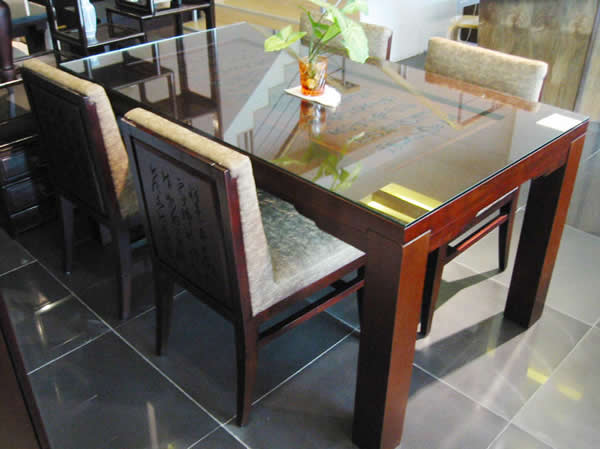 foto-obednnogo-stola-so-steklyannoy-stolechnitsey