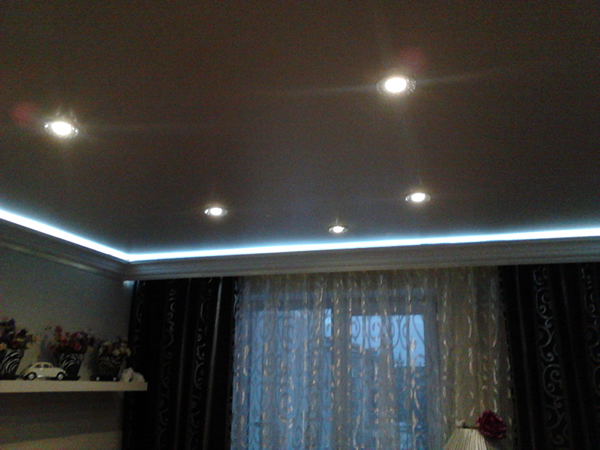 foto-potolka-s-podsvetkoy
