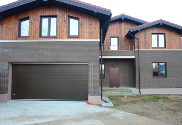 Гараж в цокольном этаже: фундамент с облицовкой под кирпич