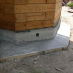 Хорошо видно и фундамент и цоколь