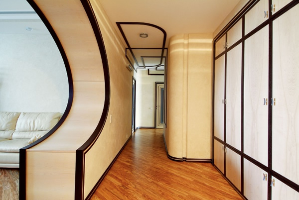 Отделка арки и коридора контрастным молдингом