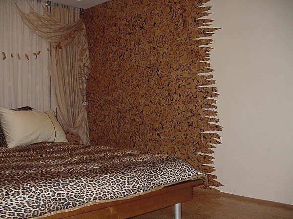 Использование коры в интерьере спальни