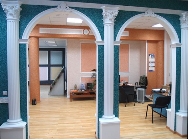 Полиуретановые арки и колонны, мозаичная штукатурка стен