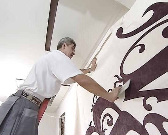 Как клеить ткань на стену