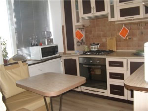 Как обустроить и обставить маленькую кухню?