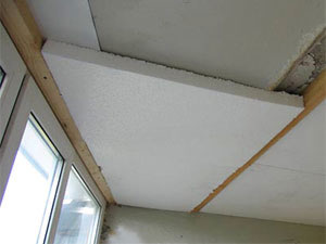 Утепляем потолок на балконе