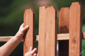 Какая высота забора между соседями является максимально допустимой?