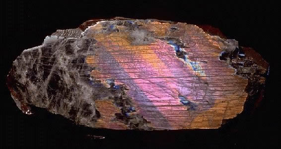 Так в природе выглядит лабрадорит