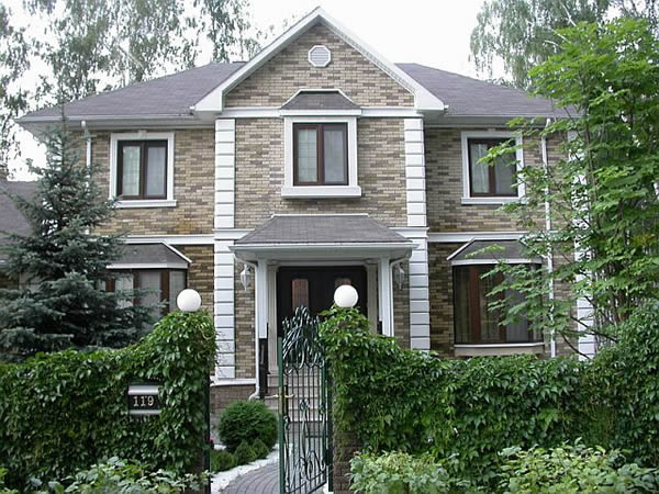 Обработанный камень в отделке фасада