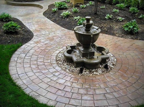 Дорожка, выложенная базальтом