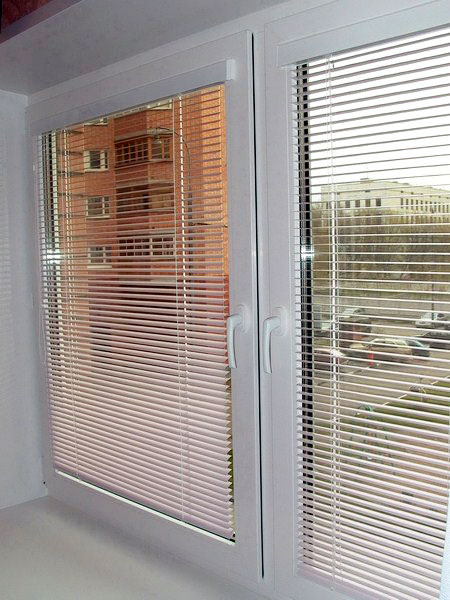 Кассетные жалюзи для окон ПВХ