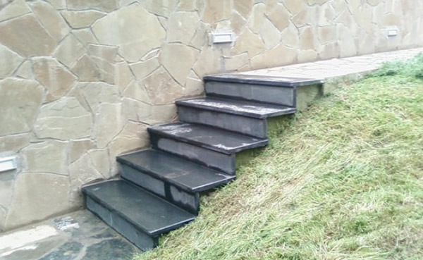 Кирпич явно не подходит для ступенек на данном бугорке