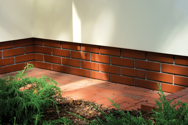 Кирпичная облицовка фундамента, цоколя