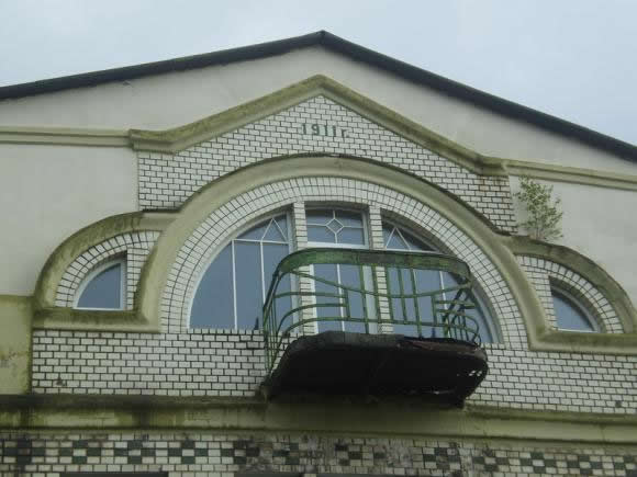 Кирпичный фронтон с балконом