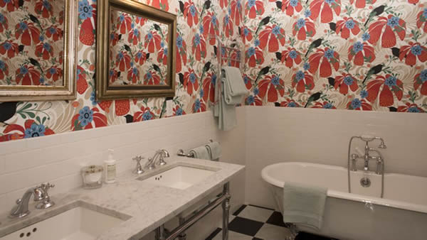 Комбинация из обоев и плитки