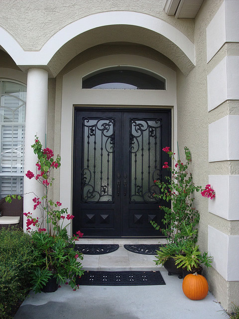 Кованая входная дверь для коттеджа