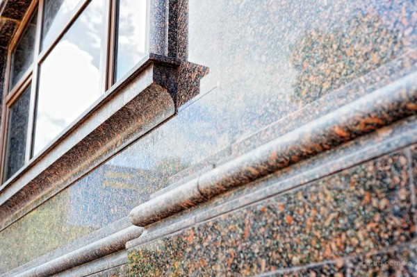 Красиво оформленное здание гранитом и декоративными элементами из гранита